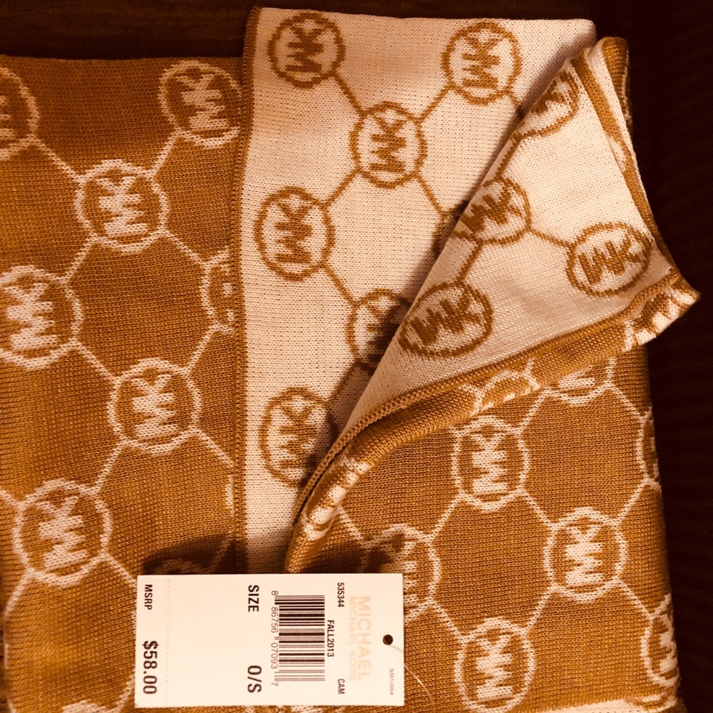 ⭕️Sold ⭕️ Mk wool scarf .